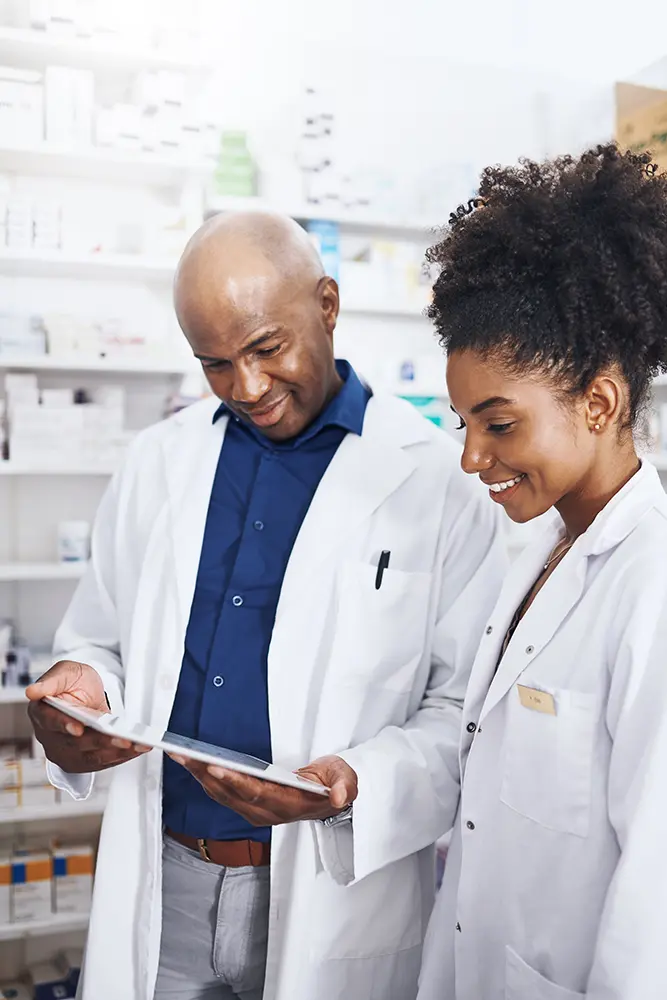 Farmacêuticos aplicando o método em uma drogaria